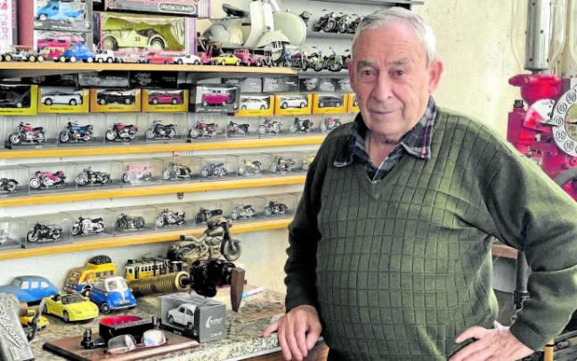 El adrianés Jesús Martínez Ros 'Patri' posa junto a parte de la colección de coches y motos en miniatura que tiene en su haber.