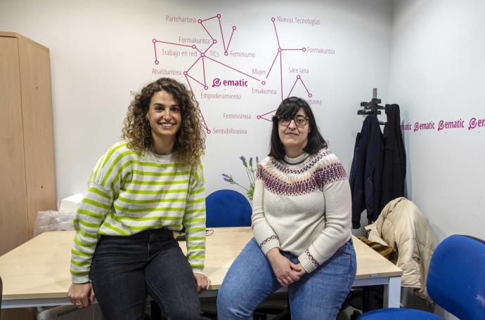 Las usuarias y vecinas de Pamplona Irene Vila, de 71 años, y Carmen Goldáraz, de 62, durante uno de los cursos que imparte Irantzu López en el centro.