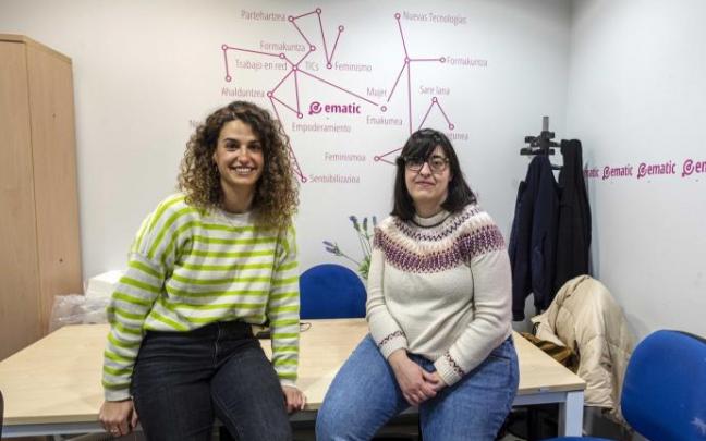 Las usuarias y vecinas de Pamplona Irene Vila, de 71 años, y Carmen Goldáraz, de 62, durante uno de los cursos que imparte Irantzu López en el centro.