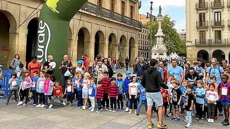 Niñas y niños, en una de las carreras infantiles solidarias.