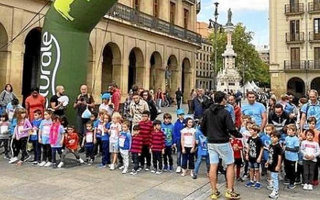Niñas y niños, en una de las carreras infantiles solidarias.