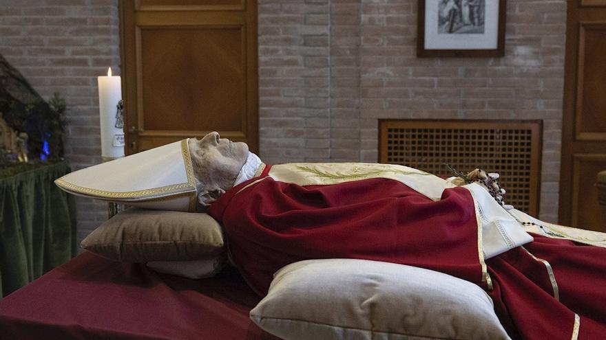 El fallecido papa Benedicto XVI es velado en la Basílica de San Pedro