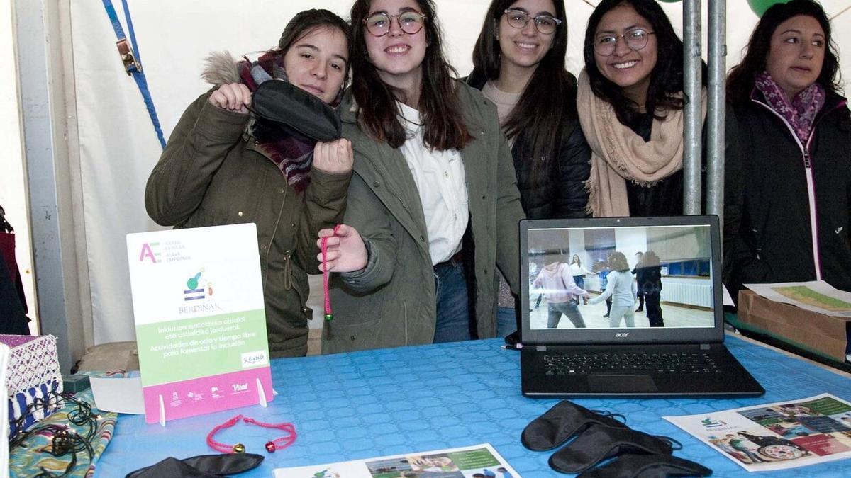 Las estudiantes presentan sus proyectos e ideas en la Plaza de Santa Bárbara