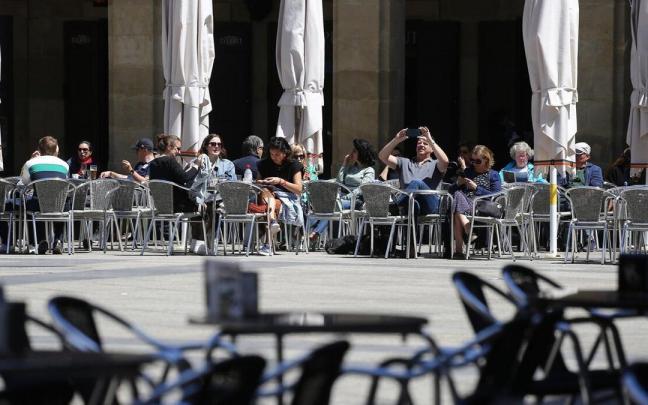 Una terraza en la Parte Vieja de Donostia Una terraza en la Parte Vieja de Donostia