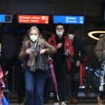 Varias usuarios de Metro Bilbao y Euskotren salen de la estación de Casco Viejo donde confluyen las tres líneas del suburbano 