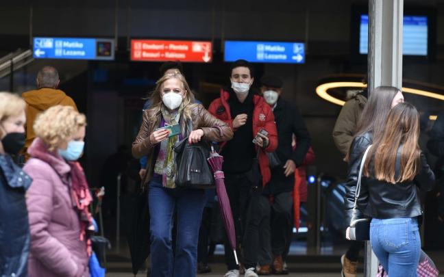 Varias usuarios de Metro Bilbao y Euskotren salen de la estación de Casco Viejo donde confluyen las tres líneas del suburbano Varias usuarios de Metro Bilbao y Euskotren salen de la estación de Casco Viejo donde confluyen las tres líneas del suburbano