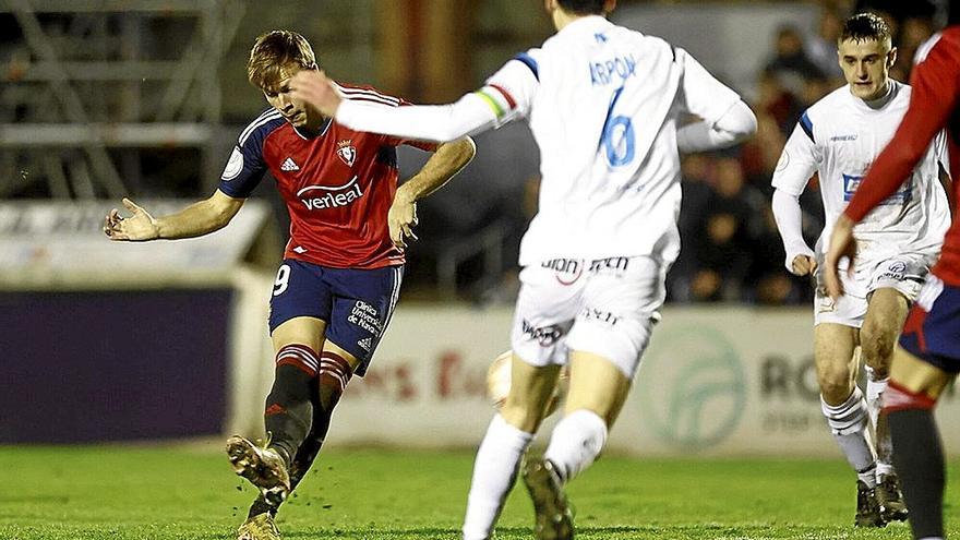 Pablo Ibáñez ensaya el disparo durante el partido de ayer en Arnedo.