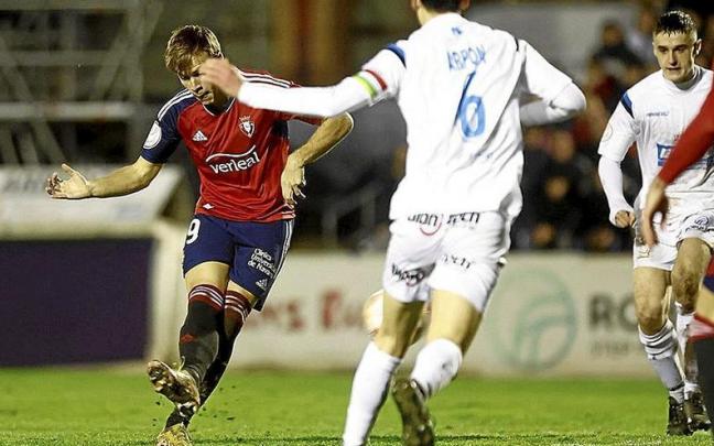 Pablo Ib&aacute;&ntilde;ez ensaya el disparo durante el partido de ayer en Arnedo.