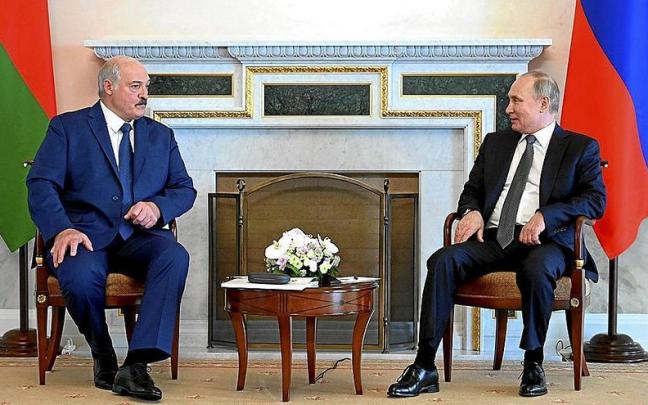 El presidente ruso, Vladímir Putin (dcha.), habla con el presidente bielorruso, Alexander Lukashenko (izda.), en una reunión en San Petersburgo. | FOTO: E. P. El presidente ruso, Vladímir Putin (dcha.), habla con el presidente bielorruso, Alexander Lukashenko (izda.), en una reunión en San Petersburgo. | FOTO: E. P.
