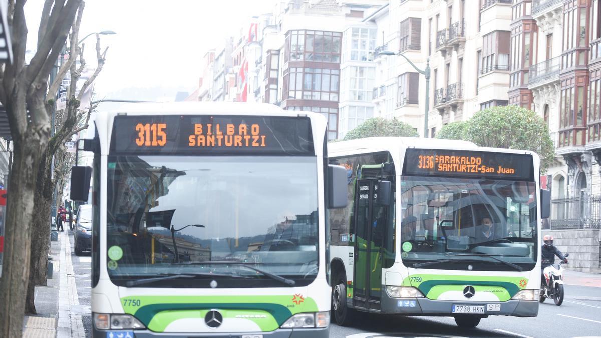 Dos unidades de Bizkaibus circulan por Bilbao