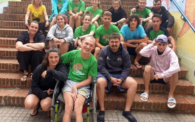 La alcaldesa de Erandio, Aitziber Oliban, pas&oacute; a saludar a los j&oacute;venes.