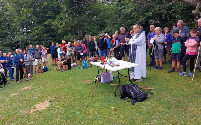 El sacerdote Jose Mari Kortazar presidió su última eucaristía en este entorno montañero un 31 de julio. El sacerdote Jose Mari Kortazar presidió su última eucaristía en este entorno montañero un 31 de julio.