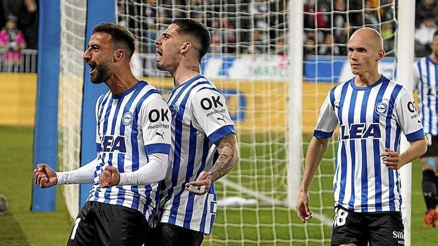 Abde celebra junto a Miguel el tanto de la valiosa victoria del pasado sábado ante el Burgos. | FOTO: IÑIGO FORONDA