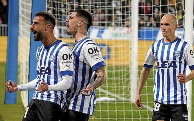 Abde celebra junto a Miguel el tanto de la valiosa victoria del pasado s&aacute;bado ante el Burgos. | FOTO: I&Ntilde;IGO FORONDA