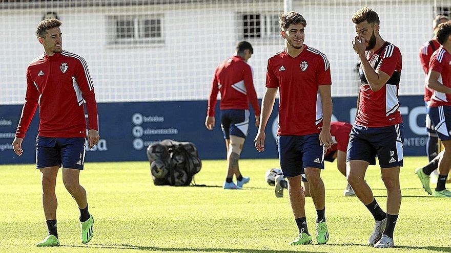 Abde, entre Kike Barja y Roberto Torres, en el entrenamiento matinal de ayer en Tajonar.