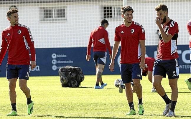 Abde, entre Kike Barja y Roberto Torres, en el entrenamiento matinal de ayer en Tajonar. Abde, entre Kike Barja y Roberto Torres, en el entrenamiento matinal de ayer en Tajonar.