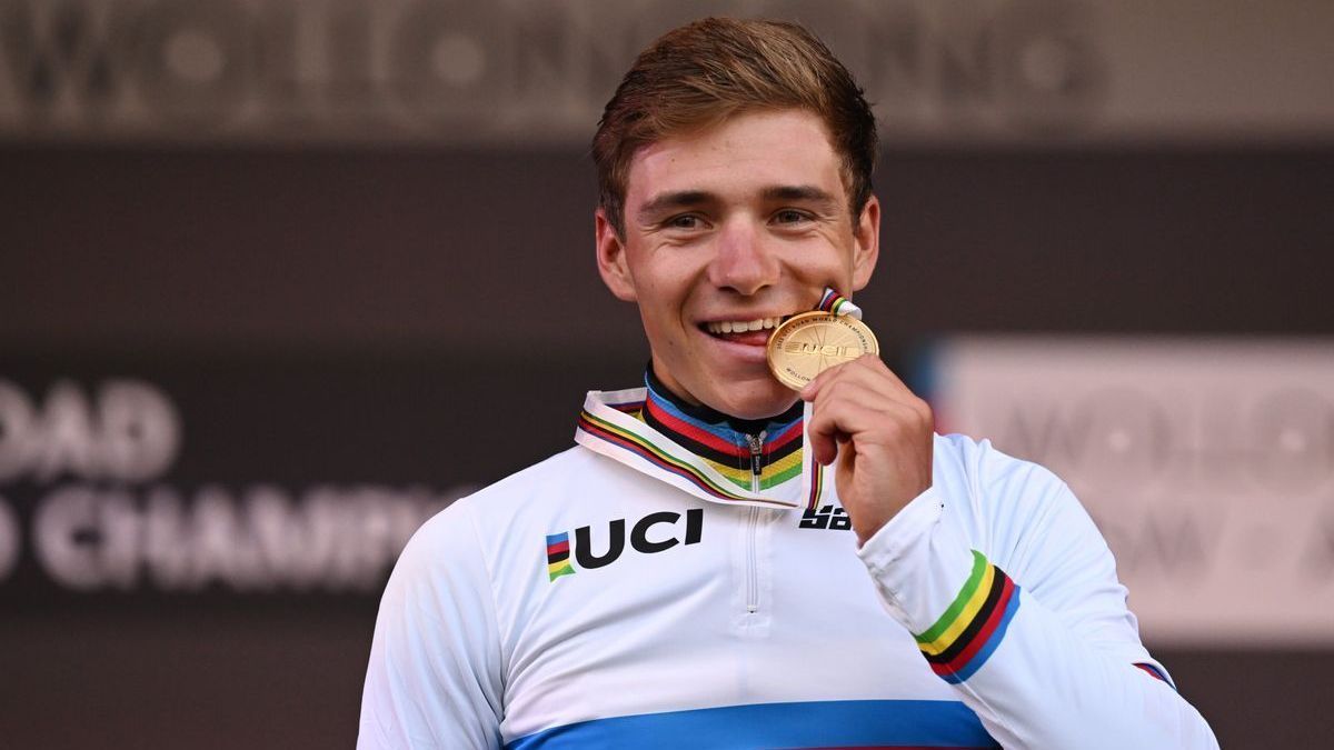 Evenepoel celebra su oro.