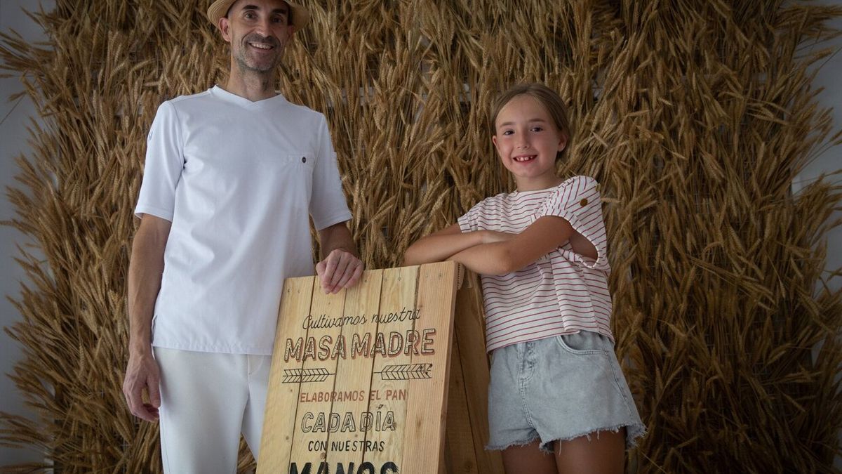 Iker Oroz junto a su hija Ana, de diez años, en la panadería que acaba de abrir en Mendebaldea.