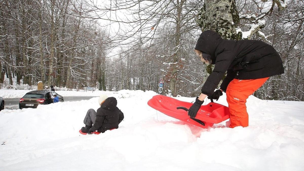 Niños disfrutando de la nieve en Roncesvalles.