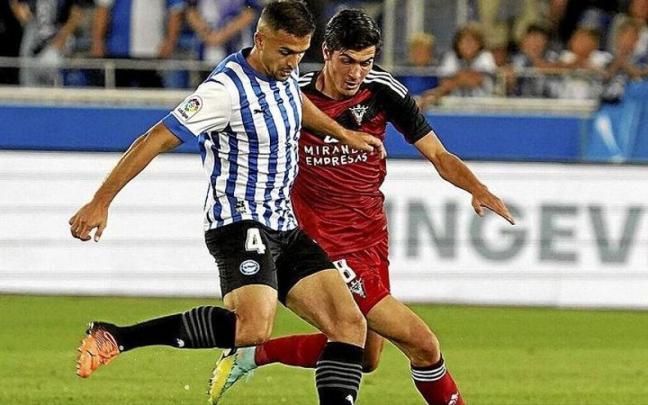 Sedlar disputa un balón durante el último partido entre el Alavés y el Mirandés. Sedlar disputa un balón durante el último partido entre el Alavés y el Mirandés.