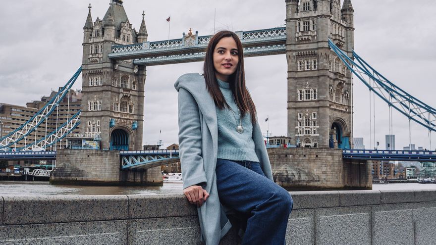 Carlota De Miguel posa en el London Bridge