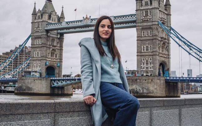 Carlota De Miguel posa en el London Bridge Carlota De Miguel posa en el London Bridge