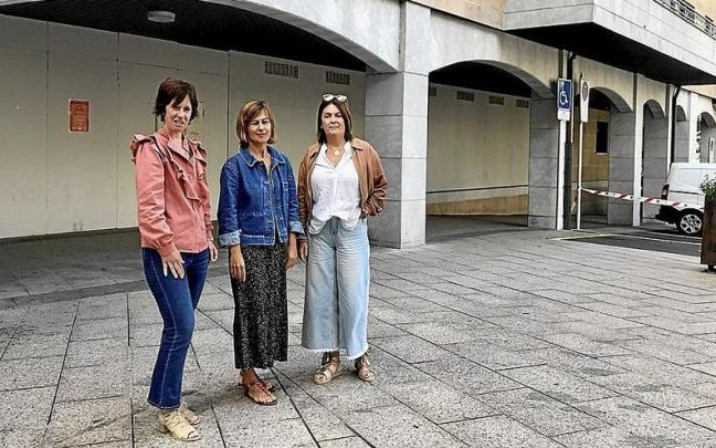 Representantes municipales junto a los locales en los que se reubicarán los Servicios Sociales. | FOTO: N.G.