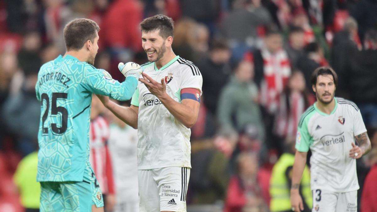 Aitor y David se felicitan por el sufrido punto cosechado en San Mamés.