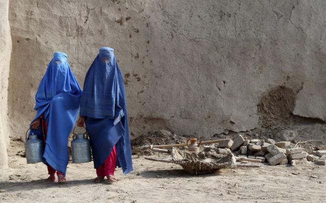 Dos mujeres con burka en Afganistán. Dos mujeres con burka en Afganistán.