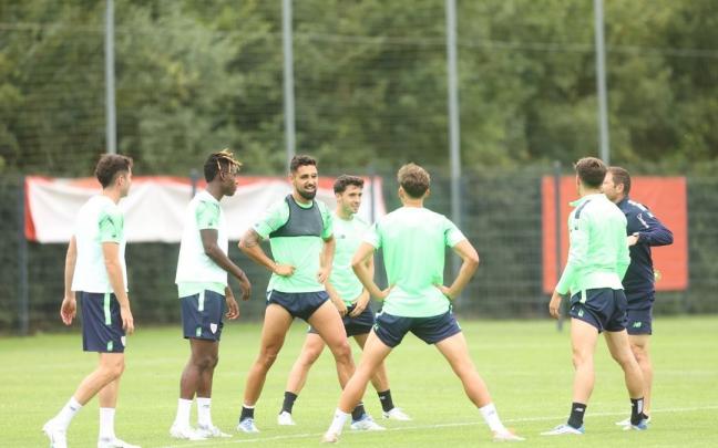 Peru Nolaskoain rodeado de varios de sus compañeros durante el entrenamiento Peru Nolaskoain rodeado de varios de sus compañeros durante el entrenamiento