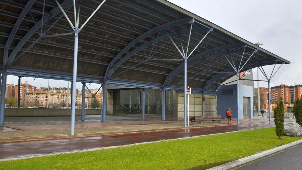 Zona donde irá el aparcabicis en la estación de Ansio, que además de estar blindado se ubicará a resguardo de la lluvia.