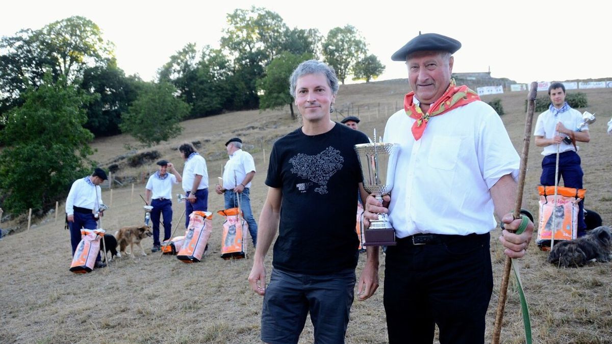 El Alcalde de Baztan, Joseba Otondo, con el ganador, Juan Miura.