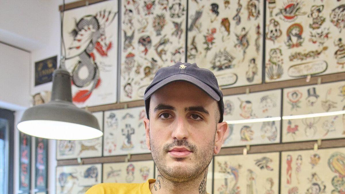 Mikel Edorta L&oacute;pez de Vicu&ntilde;a, propietario de Aizkora Tattoo, posa junto al libro &lsquo;Una ventana, la luna y mis luceros&rsquo;.