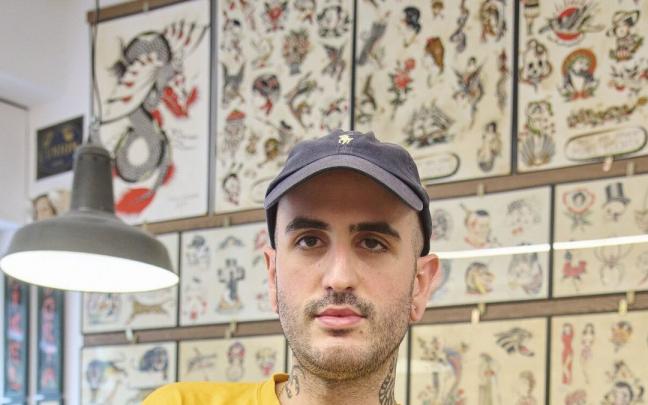 Mikel Edorta L&oacute;pez de Vicu&ntilde;a, propietario de Aizkora Tattoo, posa junto al libro &lsquo;Una ventana, la luna y mis luceros&rsquo;.