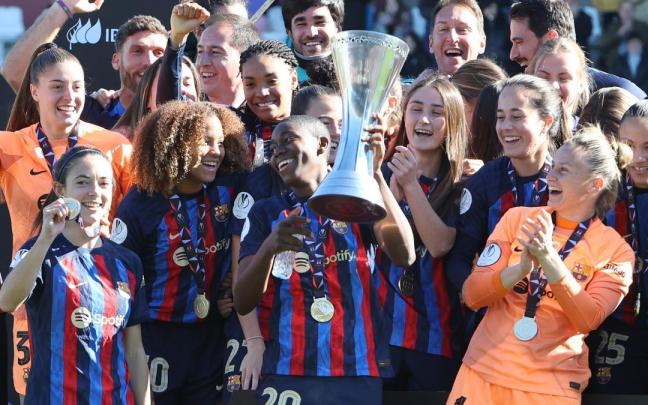 Las jugadoras del Barcelona celebran la consecución de la Supercopa. Las jugadoras del Barcelona celebran la consecución de la Supercopa.