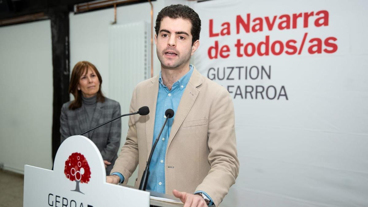 Javier Ollo Martínez, acompañado por Uxue Barkos en la presentación de su candidatura a la Alcaldía de Altsasu por Geroa Bai.