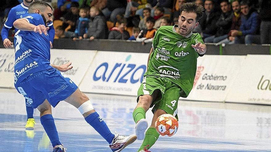 Toni, jugador del Xota, realiza un disparo a puerta en el partido contra el Manzanares en Anaitasuna.