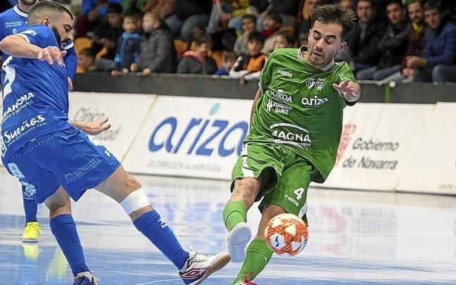 Toni, jugador del Xota, realiza un disparo a puerta en el partido contra el Manzanares en Anaitasuna.