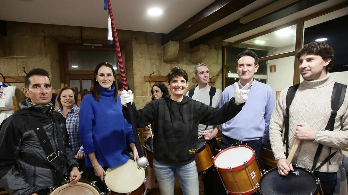 Ana Lasarte, tambor mayor de Kaialde, junto a varios compañeros en uno de los últimos ensayos previos a la tamborrada.