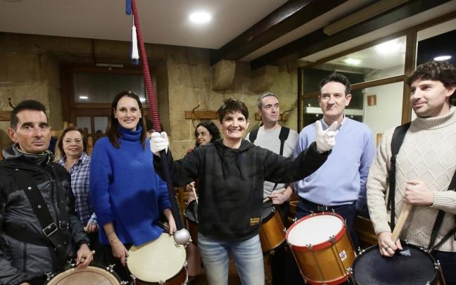 Ana Lasarte, tambor mayor de Kaialde, junto a varios compañeros en uno de los últimos ensayos previos a la tamborrada.