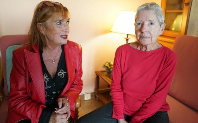 La abogada Maite Ortiz junto a María Ángeles Otegi, quien se muestra muy agradecida por la labor que está haciendo la plataforma.