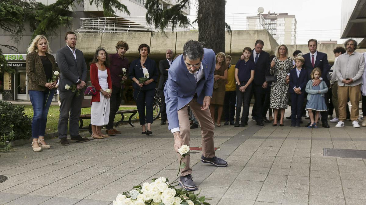 El alcalde de Donostia, Eneko Goia, en la ofrenda floral donde se ha colocado un placa en memoria de Juan de Dios Doval.