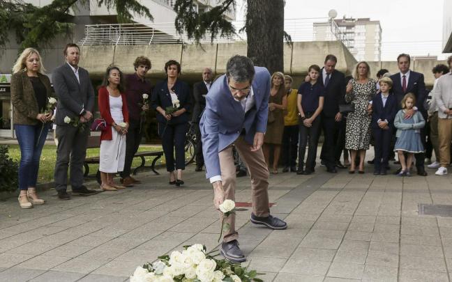 El alcalde de Donostia, Eneko Goia, en la ofrenda floral donde se ha colocado un placa en memoria de Juan de Dios Doval.