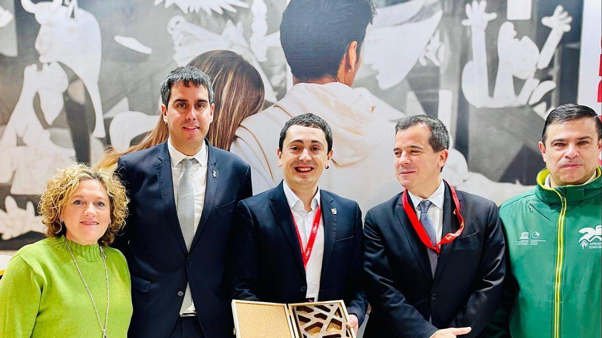 En el centro, Gorka Azpiroz (alcalde de Lekunberri) y Mikel Irujo (consejero de de Desarrollo Económico y Empresarial de Navarra) con los representantes de los pueblos premiados en esta edición