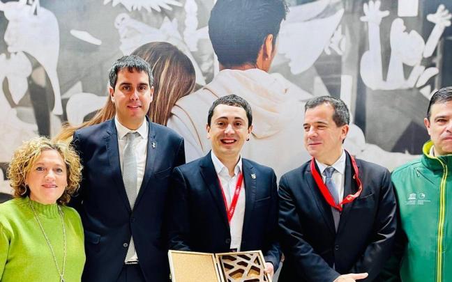 En el centro, Gorka Azpiroz (alcalde de Lekunberri) y Mikel Irujo (consejero de de Desarrollo Económico y Empresarial de Navarra) con los representantes de los pueblos premiados en esta edición En el centro, Gorka Azpiroz (alcalde de Lekunberri) y Mikel Irujo (consejero de de Desarrollo Económico y Empresarial de Navarra) con los representantes de los pueblos premiados en esta edición
