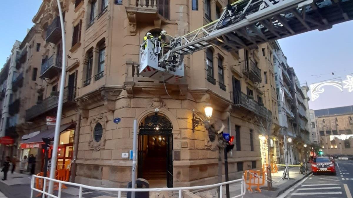 Bomberos trabajan en el balc&oacute;n de piedra que se desprendi&oacute; en Donostia-San Sebasti&aacute;n.
