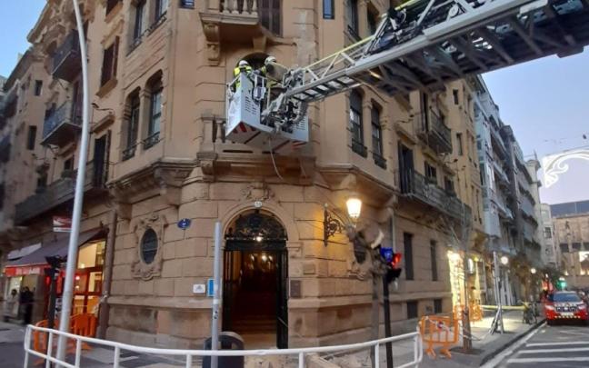 Bomberos trabajan en el balc&oacute;n de piedra que se desprendi&oacute; en Donostia-San Sebasti&aacute;n.