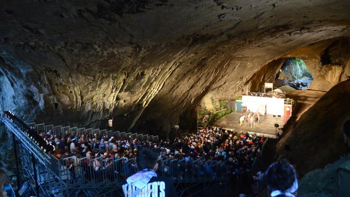 La cueva de Zugarramurdi, Sorginen Leizea, fue el escenario idóneo para representar la pastoral.