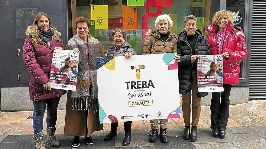 Integrantes de Zarautz Herri Hezitzailea y del Ayuntamiento presentando las charlas. | FOTO: ZARAUZKO UDALA