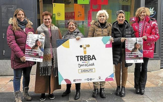 Integrantes de Zarautz Herri Hezitzailea y del Ayuntamiento presentando las charlas. | FOTO: ZARAUZKO UDALA Integrantes de Zarautz Herri Hezitzailea y del Ayuntamiento presentando las charlas. | FOTO: ZARAUZKO UDALA